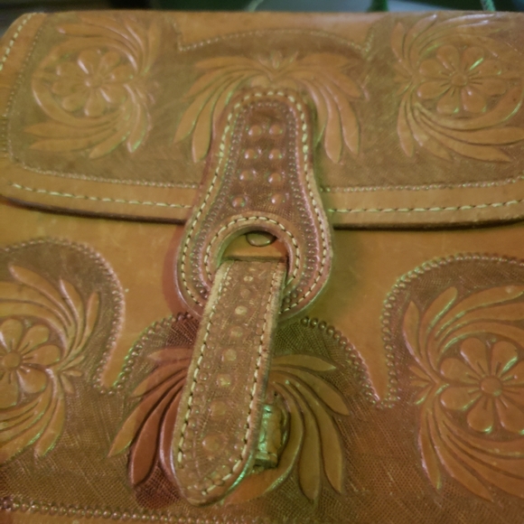 VINTAGE 70'S SMALL FLORAL TOOLED LEATHER SHOULDER BAG. - Picture 2 of 6